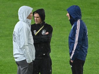 Oliver Bierhoff (l-r), Direktor Nationalmannschaften und Akademie, spricht mit Joshua Kimmich und Leon Goretzka vor dem Spiel auf dem Rasen. Foto: Federico Gambarini/dpa Oliver Bierhoff (l-r), Direktor Nationalmannschaften und Akademie, spricht mit Joshua Kimmich und Leon Goretzka vor dem Spiel auf dem Rasen. Foto: Federico Gambarini/dpa