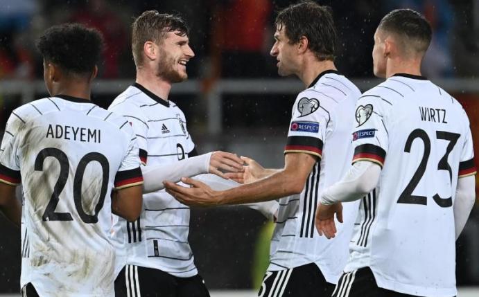 Doppeltorschütze Timo Werner (2.v.l) feiert mit Karim Adeyemi (l-r), Thomas Müller und Florian Wirtz das gelöste WM-Ticket für Katar. Foto: Federico Gambarini/dpa