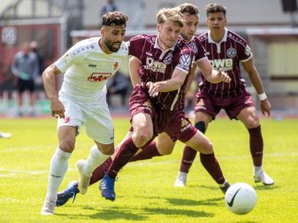 Nader El-Jindaoui (l) mischt derzeit nicht nur mit dem Berliner AK die Regionalliga Nordost auf, er erfreut sich auch auf seinen Social-Media-Kanälen großer Popularität. Foto: Andreas Gora/dpa Nader El-Jindaoui (l) mischt derzeit nicht nur mit dem Berliner AK die Regionalliga Nordost auf, er erfreut sich auch auf seinen Social-Media-Kanälen großer Popularität. Foto: Andreas Gora/dpa