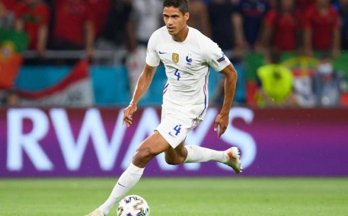Frankreichs Nationalspieler Raphael Varane fällt wochenlang für Manchester United aus. Foto: Robert Michael/dpa-Zentralbild/dpa