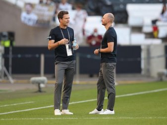 Chef und Lehrling: Nationalmannschafts-Direktor Oliver Bierhoff (l) und Benedikt Höwedes. Foto: Tom Weller/dpa Chef und Lehrling: Nationalmannschafts-Direktor Oliver Bierhoff (l) und Benedikt Höwedes. Foto: Tom Weller/dpa