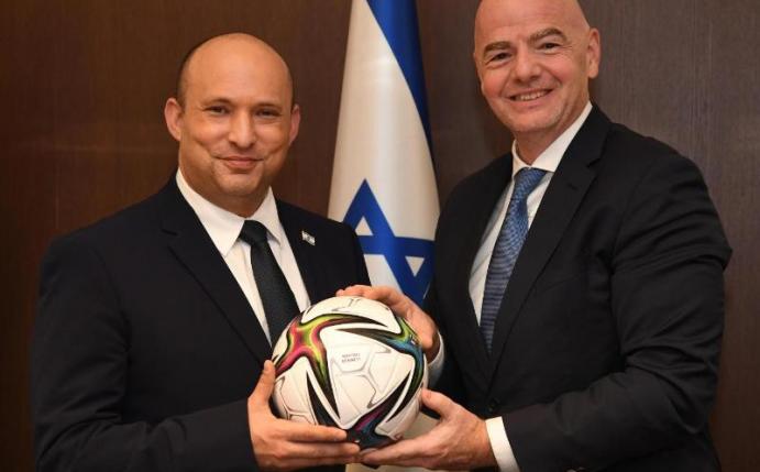 Israels Ministerpräsident Naftali Bennett (l) Naftali Bennett und FIFA-Chef Gianni Infantino. Foto: Koby Gideon/GPO/dpa
