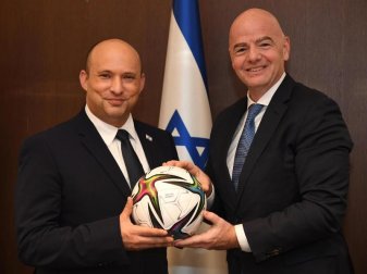 Israels Ministerpräsident Naftali Bennett (l) Naftali Bennett und FIFA-Chef Gianni Infantino. Foto: Koby Gideon/GPO/dpa Israels Ministerpräsident Naftali Bennett (l) Naftali Bennett und FIFA-Chef Gianni Infantino. Foto: Koby Gideon/GPO/dpa