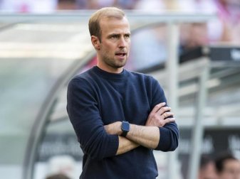 Will sich trotz des bescheidenen Saisonstartes nicht unter Druck setzten: Hoffenheim-Coach Sebastian Hoeneß. Foto: Tom Weller/dpa Will sich trotz des bescheidenen Saisonstartes nicht unter Druck setzten: Hoffenheim-Coach Sebastian Hoeneß. Foto: Tom Weller/dpa