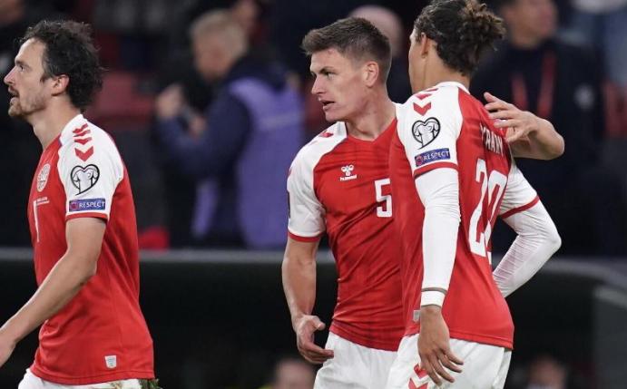 Torschütze Joakim Maehle (M) kann sich mit Thomas Delaney (l) und Yussuf Poulsen über das WM-Ticket freuen. Foto: Liselotte Sabroe/Ritzau Scanpix/AP/dpa