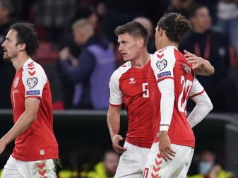 Torschütze Joakim Maehle (M) kann sich mit Thomas Delaney (l) und Yussuf Poulsen über das WM-Ticket freuen. Foto: Liselotte Sabroe/Ritzau Scanpix/AP/dpa Torschütze Joakim Maehle (M) kann sich mit Thomas Delaney (l) und Yussuf Poulsen über das WM-Ticket freuen. Foto: Liselotte Sabroe/Ritzau Scanpix/AP/dpa