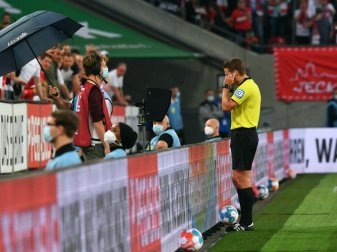 Felix Brych schaut sich eine Szene auf dem Monitor an Felix Brych schaut sich eine Szene auf dem Monitor an