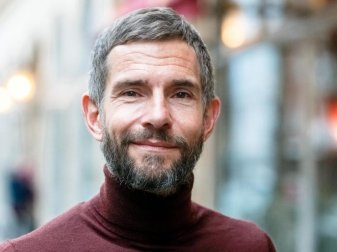 Moderierte zusammen mit Esther Sedlaczek den «Sportschau Club»: Der Journalist und Autor Micky Beisenherz. Foto: Markus Scholz/dpa Moderierte zusammen mit Esther Sedlaczek den «Sportschau Club»: Der Journalist und Autor Micky Beisenherz. Foto: Markus Scholz/dpa