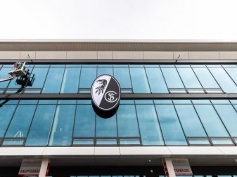 Das Logo des SC Freiburg hängt über dem Eingang des neuen Stadions. Der Verein konnte trotz Corona eine erfolgreiche Bilanz vorlegen. Foto: Philipp von Ditfurth/dpa Das Logo des SC Freiburg hängt über dem Eingang des neuen Stadions. Der Verein konnte trotz Corona eine erfolgreiche Bilanz vorlegen. Foto: Philipp von Ditfurth/dpa