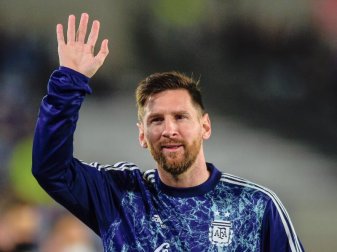 Argentiniens Lionel Messi winkt während des Trainings. (Archivbild). Foto: Gustavo Garello/AP/dpa