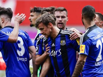 Saarbrückens Spieler dürfen sich im Prestigeduell gegen Kaiserslautern auf zahlreiche Fans im Stadion freuen. Foto: Uwe Anspach/dpa Saarbrückens Spieler dürfen sich im Prestigeduell gegen Kaiserslautern auf zahlreiche Fans im Stadion freuen. Foto: Uwe Anspach/dpa