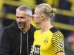 BVB-Coach Marco Rose (l) hofft auf das Comeback seines Toptorjägers Erling Haaland. Foto: Bernd Thissen/dpa