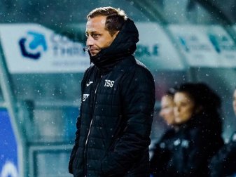 Der Trainer der Hoffenheimer Frauen: Gabor Gallai steht am Spielfeld. Foto: Uwe Anspach/dpa Der Trainer der Hoffenheimer Frauen: Gabor Gallai steht am Spielfeld. Foto: Uwe Anspach/dpa