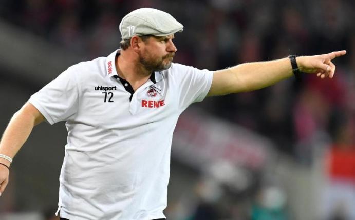 Die Schiebermütze von Kölns Trainer Steffen Baumgart wurde zum Verkaufsschlager. Foto: Marius Becker/dpa