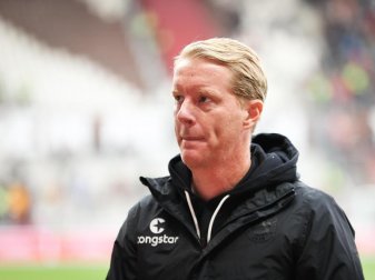 Timo Schultz, Trainer des Zweitligisten FC St. Pauli, sieht Probleme beim zwischenmenschlichen Umgang im Netz. Foto: Christian Charisius/dpa Timo Schultz, Trainer des Zweitligisten FC St. Pauli, sieht Probleme beim zwischenmenschlichen Umgang im Netz. Foto: Christian Charisius/dpa