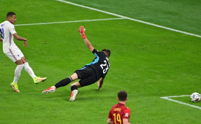 Die UEFA regt eine Anpassung der Abseitsregel an