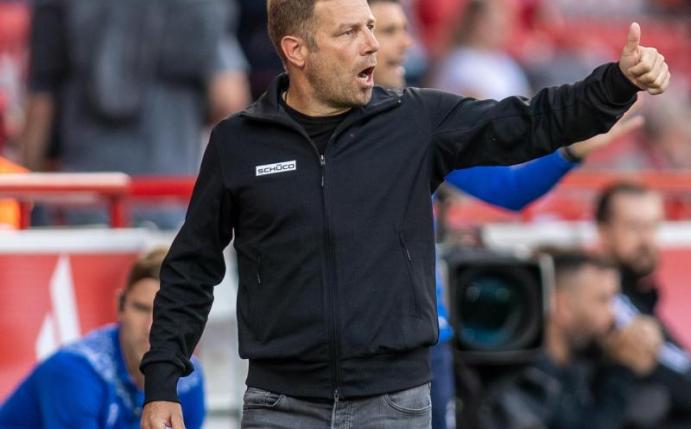Frank Kramer, Coach von Arminia Bielefeld, hofft gegen den FC Augsburg auf den ersten Saisonsieg. Foto: Andreas Gora/dpa
