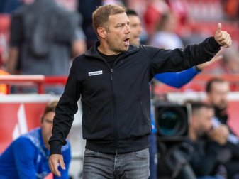 Frank Kramer, Coach von Arminia Bielefeld, hofft gegen den FC Augsburg auf den ersten Saisonsieg. Foto: Andreas Gora/dpa Frank Kramer, Coach von Arminia Bielefeld, hofft gegen den FC Augsburg auf den ersten Saisonsieg. Foto: Andreas Gora/dpa