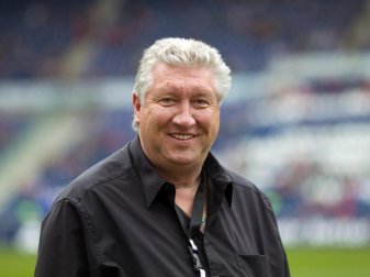 Der ehemalige Torjäger Dieter Schatzschneider wünscht sich einen echten Mittelstürmer-Typen in der Nationalmannschaft. Foto: Jens Wolf/dpa-Zentralbild/dpa Der ehemalige Torjäger Dieter Schatzschneider wünscht sich einen echten Mittelstürmer-Typen in der Nationalmannschaft. Foto: Jens Wolf/dpa-Zentralbild/dpa