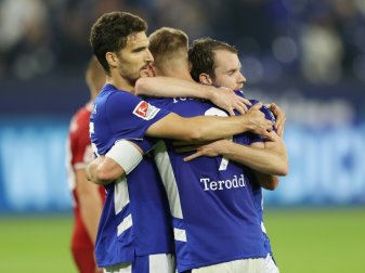 Marcin Kaminski (l.) schießt Schalke spät zum Sieg Marcin Kaminski (l.) schießt Schalke spät zum Sieg