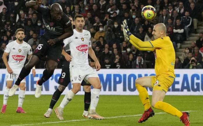Paris Danilo Pereira (vorne l) trifft zum 1:1. Foto: Francois Mori/AP/dpa