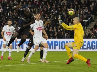 Paris Danilo Pereira (vorne l) trifft zum 1:1. Foto: Francois Mori/AP/dpa Paris Danilo Pereira (vorne l) trifft zum 1:1. Foto: Francois Mori/AP/dpa