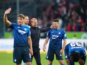 Hoffenheims Robert Skov, Trainer Sebastian Hoeneß, Benjamin Hübner und Georginio Rutter (l-r) feiern nach der Partie. Foto: Uwe Anspach/dpa Hoffenheims Robert Skov, Trainer Sebastian Hoeneß, Benjamin Hübner und Georginio Rutter (l-r) feiern nach der Partie. Foto: Uwe Anspach/dpa