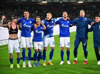 Schalkes Spieler feiern den Last-Minute-Sieg in Hannover vor ihren mitgereisten Fans. Foto: Julian Stratenschulte/dpa Schalkes Spieler feiern den Last-Minute-Sieg in Hannover vor ihren mitgereisten Fans. Foto: Julian Stratenschulte/dpa