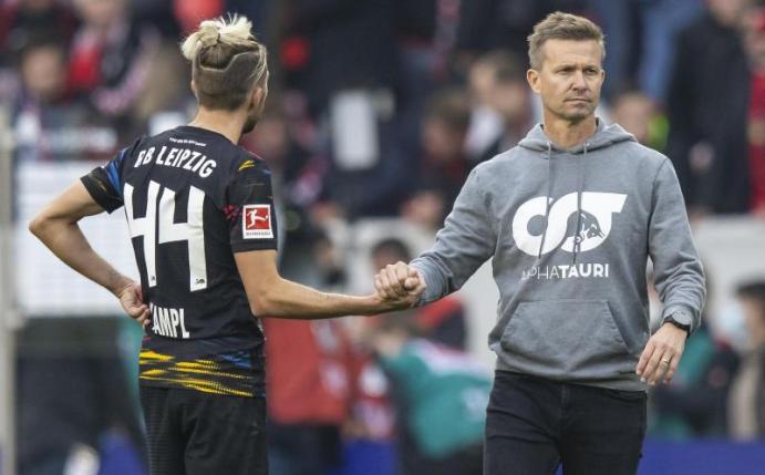 Leipzigs Mittelfeld-Akteur Kevin Kampl (l) klatscht nach dem Spiel mit seinem Trainer Jesse Marsch (r) ab. Foto: Tom Weller/dpa