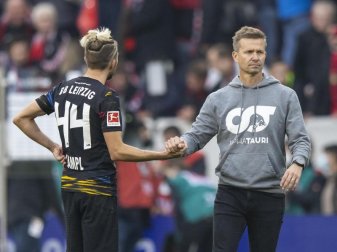 Leipzigs Mittelfeld-Akteur Kevin Kampl (l) klatscht nach dem Spiel mit seinem Trainer Jesse Marsch (r) ab. Foto: Tom Weller/dpa Leipzigs Mittelfeld-Akteur Kevin Kampl (l) klatscht nach dem Spiel mit seinem Trainer Jesse Marsch (r) ab. Foto: Tom Weller/dpa