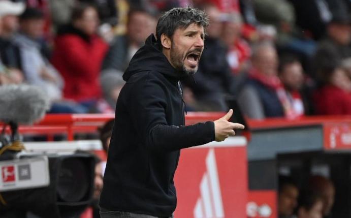 Wolfsburgs Trainer Mark van Bommel steht an der Seitenlinie und treibt seine Mannschaft nach vorne. Foto: Matthias Koch/dpa
