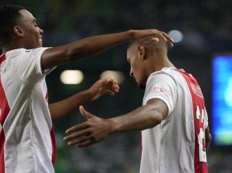 Ajax-Stürmer Sebastien Haller (r) erzielte beim SC Heerenveen das Tor zur 1:0-Führung. Foto: Armando Franca/AP/dpa Ajax-Stürmer Sebastien Haller (r) erzielte beim SC Heerenveen das Tor zur 1:0-Führung. Foto: Armando Franca/AP/dpa