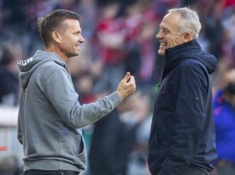 Freiburgs Trainer Christian Streich (r) begrüßt vor dem Spiel Leipzigs Trainer Jesse Marsch (l). Foto: Tom Weller/dpa