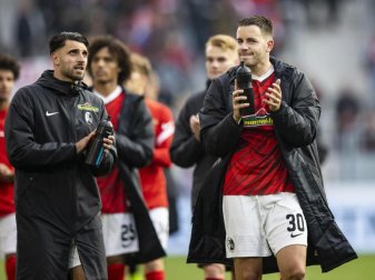 Zumindest einen Freiburger Punkt konnten Vincenzo Grifo (l) und Christian Günter im neuen Stadion mit ihren Fans bejubeln. Foto: Tom Weller/dpa Zumindest einen Freiburger Punkt konnten Vincenzo Grifo (l) und Christian Günter im neuen Stadion mit ihren Fans bejubeln. Foto: Tom Weller/dpa