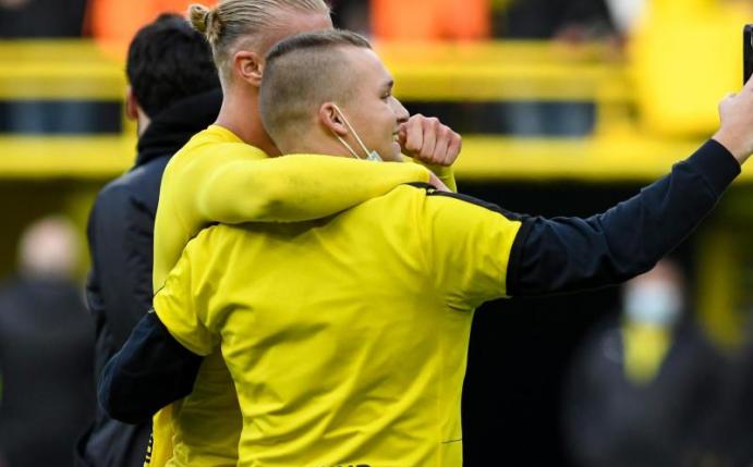 Erst Matchwinner, dann mit Fannähe: Dortmunds Stürmer Erling Haaland macht nach dem Sieg gegen Mainz ein Selfie mit einem Fan. Foto: Bernd Thissen/dpa