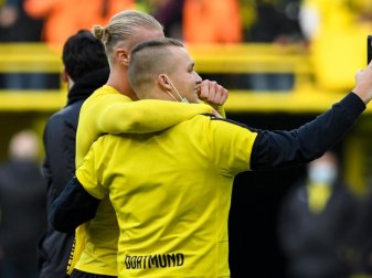 Erst Matchwinner, dann mit Fannähe: Dortmunds Stürmer Erling Haaland macht nach dem Sieg gegen Mainz ein Selfie mit einem Fan. Foto: Bernd Thissen/dpa Erst Matchwinner, dann mit Fannähe: Dortmunds Stürmer Erling Haaland macht nach dem Sieg gegen Mainz ein Selfie mit einem Fan. Foto: Bernd Thissen/dpa