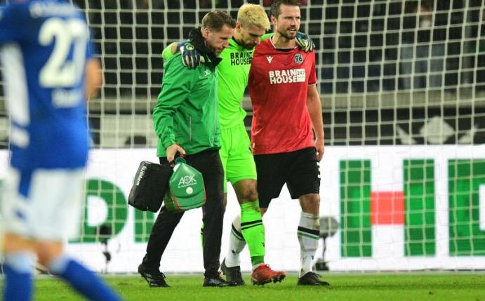 Fällt nach seiner Verletzung gegen Schalke länger aus: 96-Keeper Ron-Robert Zieler (M). Foto: Julian Stratenschulte/dpa