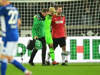 Fällt nach seiner Verletzung gegen Schalke länger aus: 96-Keeper Ron-Robert Zieler (M). Foto: Julian Stratenschulte/dpa Fällt nach seiner Verletzung gegen Schalke länger aus: 96-Keeper Ron-Robert Zieler (M). Foto: Julian Stratenschulte/dpa