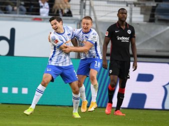 Herthas Torschütze Jürgen Ekkelenkamp (l-r) und Santiago Ascacibar jubeln nach dem Tor zum 2:0 neben Frankfurts Evan Ndicka. Foto: Arne Dedert/dpa Herthas Torschütze Jürgen Ekkelenkamp (l-r) und Santiago Ascacibar jubeln nach dem Tor zum 2:0 neben Frankfurts Evan Ndicka. Foto: Arne Dedert/dpa