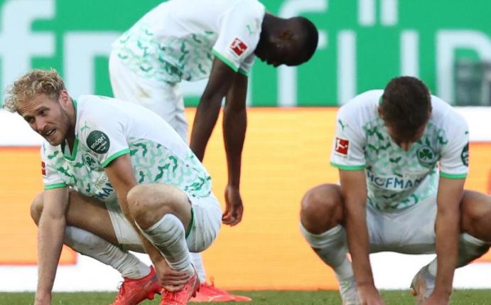 Auch gegen Mitaufsteiger VfL Bochum gelang es nicht zu punkten: Die Fürther Spieler verweilen nach dem Abpfiff auf dem Rasen. Foto: Daniel Karmann/dpa