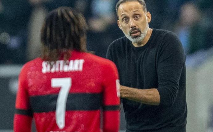 Trotz Personalsorgen ergatterte Trainer Pellegrino Matarazzo (r) mit dem VfB Stuttgart einen Punkt in Gladbach. Foto: David Inderlied/dpa