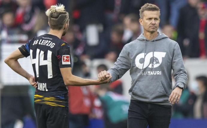 Leipzigs Trainer Jesse Marsch (r) bedankt sich nach dem Spiel mit Handschlag bei Kevin Kampl. Foto: Tom Weller/dpa