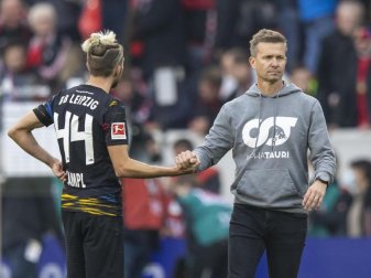 Leipzigs Trainer Jesse Marsch (r) bedankt sich nach dem Spiel mit Handschlag bei Kevin Kampl. Foto: Tom Weller/dpa Leipzigs Trainer Jesse Marsch (r) bedankt sich nach dem Spiel mit Handschlag bei Kevin Kampl. Foto: Tom Weller/dpa