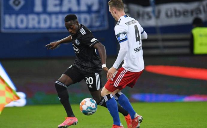 Wurde im Volksparkstadion rassistisch beleidigt: Düsseldorfs Khaled Narey (l) im Duell um den Ball mit Sebastian Schonlau. Foto: Daniel Reinhardt/dpa
