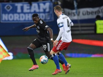 Wurde im Volksparkstadion rassistisch beleidigt: Düsseldorfs Khaled Narey (l) im Duell um den Ball mit Sebastian Schonlau. Foto: Daniel Reinhardt/dpa Wurde im Volksparkstadion rassistisch beleidigt: Düsseldorfs Khaled Narey (l) im Duell um den Ball mit Sebastian Schonlau. Foto: Daniel Reinhardt/dpa