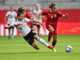 Deutschlands Lena Sophie Oberdorf (l) im Zweikampf mit Serbiens Nina Matejic. Foto: Hendrik Schmidt/dpa-Zentralbild/dpa Deutschlands Lena Sophie Oberdorf (l) im Zweikampf mit Serbiens Nina Matejic. Foto: Hendrik Schmidt/dpa-Zentralbild/dpa