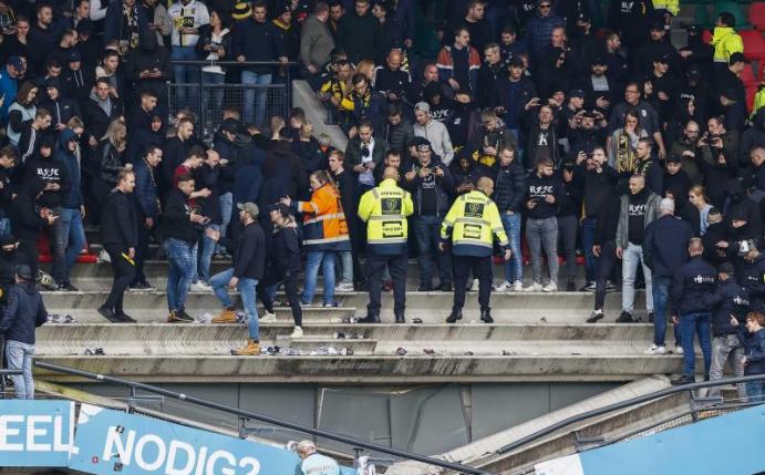 Fans des Fußballvereins Vitesse Arnheim stehen vor einem eingestürzten Teil der Tribüne. Foto: Vincent Jannink/ANP/dpa