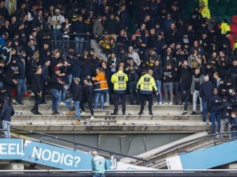 Fans des Fußballvereins Vitesse Arnheim stehen vor einem eingestürzten Teil der Tribüne. Foto: Vincent Jannink/ANP/dpa Fans des Fußballvereins Vitesse Arnheim stehen vor einem eingestürzten Teil der Tribüne. Foto: Vincent Jannink/ANP/dpa