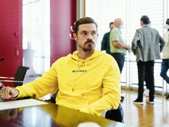 Saarbrückens Spieler Dennis Erdmann sitzt im Verhandlungssaal des DFB-Sportgerichts. Foto: Uwe Anspach/dpa Saarbrückens Spieler Dennis Erdmann sitzt im Verhandlungssaal des DFB-Sportgerichts. Foto: Uwe Anspach/dpa