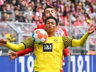 Dortmunds Mittelfeldspieler Jude Bellingham schirmt den Ball geschickt mit dem eigenen Körper vor dem Mainzer Stefan Bell ab. Foto: Bernd Thissen/dpa Dortmunds Mittelfeldspieler Jude Bellingham schirmt den Ball geschickt mit dem eigenen Körper vor dem Mainzer Stefan Bell ab. Foto: Bernd Thissen/dpa